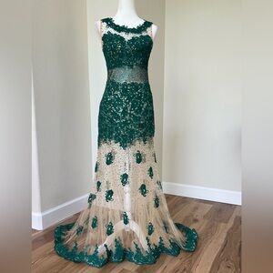 Dave & Johnny Emerald Lace & Mesh Evening Gown – Size 3/4 – NWOT